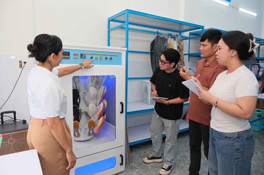 Lớp học đang thực hành (3/4)